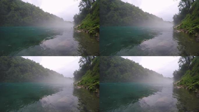 清晨水面上的雾