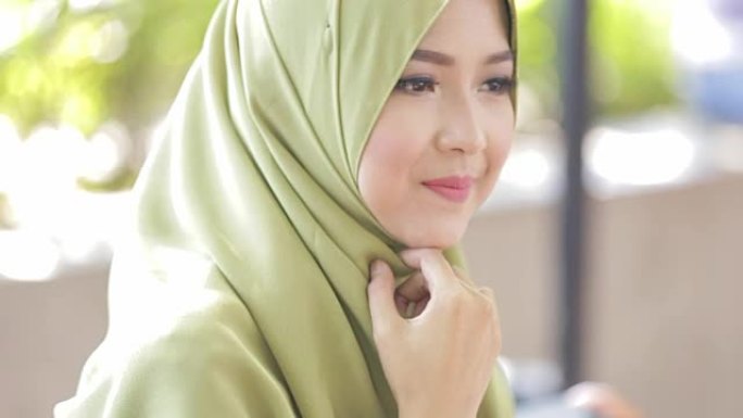 快乐漂亮的穆斯林女人带着头巾微笑