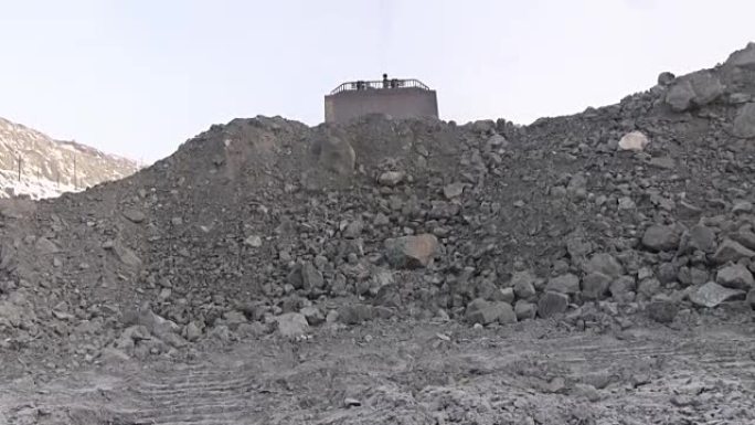 该技术将废矿石推入悬崖。