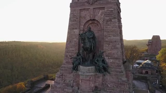 凯夫豪瑟纪念碑雕像的弧光