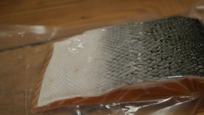 密封真空袋中的鲑鱼片包装。