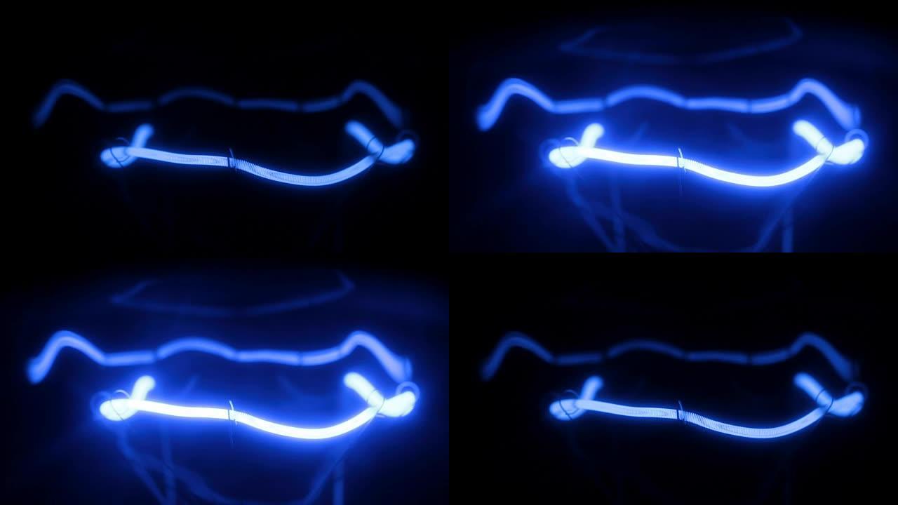 灯丝灯蓝色螺旋的特写镜头。平滑闪烁