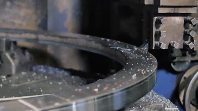 金属加工和机器制造过程。精密铣削工作。旋转速度快。