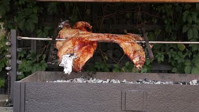 肉是在烤架上煎的。