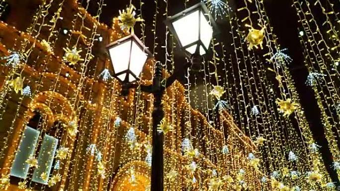 Nikolskaya街为圣诞节和新年庆祝活动而装饰。装饰灯泡的底视图，金雨模仿。俄罗斯莫斯科