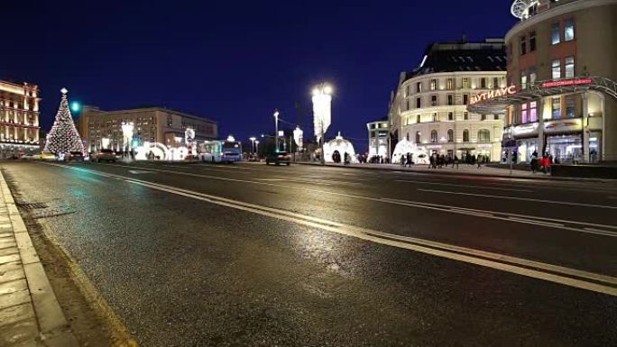 圣诞节 (新年假期) 晚上在俄罗斯莫斯科克里姆林宫附近的街道上照明