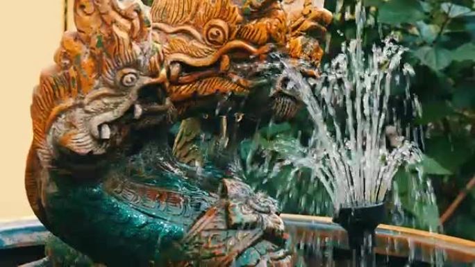 三头绿龙是传统佛教的象征。泰国花园中的龙雕像和龙喷泉