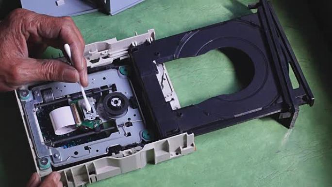 技术人员清洗DVD硬盘的激光头或光学镜头