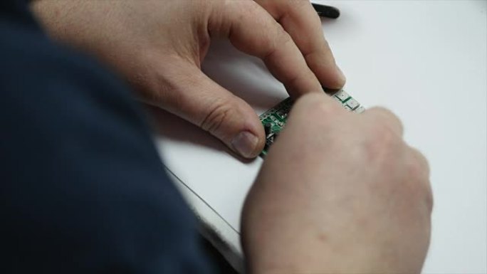 电子工程师焊接电路板