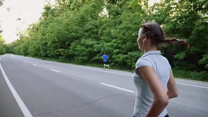 在乡村的开阔道路上奔跑的男人和女人