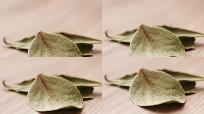 木橡木桌上的干月桂叶