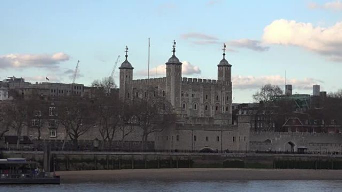 女王陛下的皇家宫殿和伦敦塔的堡垒，是一座历史悠久的城堡，位于伦敦市中心泰晤士河北岸