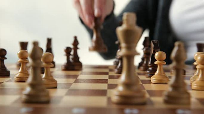 具有团队背后-战略，管理或领导概念的女子国际象棋人物