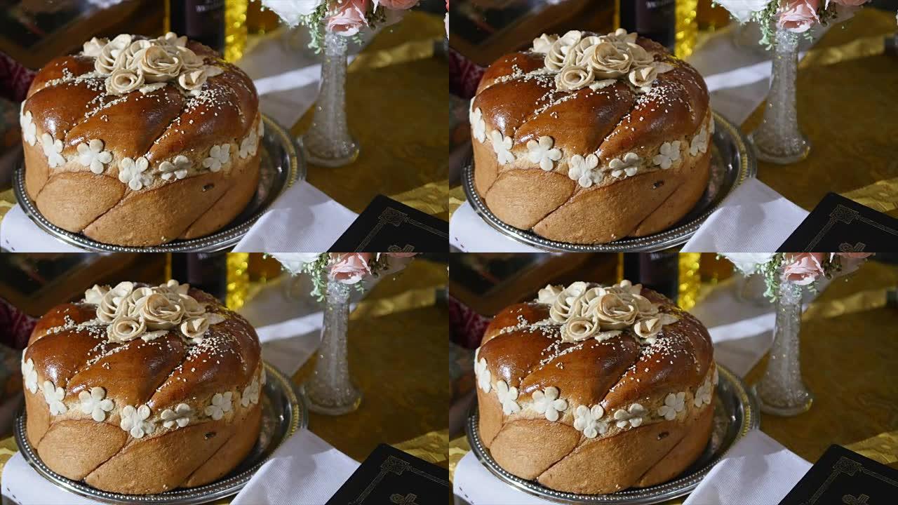 桌子上的传统婚礼面包。带有甜美传统婚礼面包的婚礼桌