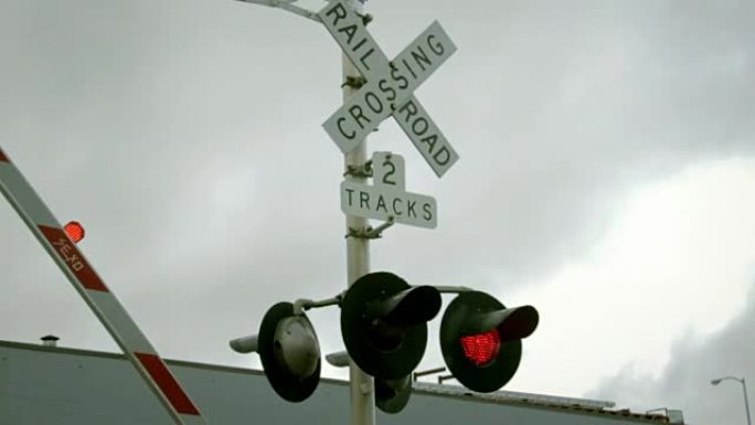 俄勒冈州波特兰平交道口的红色交通信号灯。塞马福罗在罗霍在帕索在尼维尔。铁路公路。穿越。波特兰俄勒冈