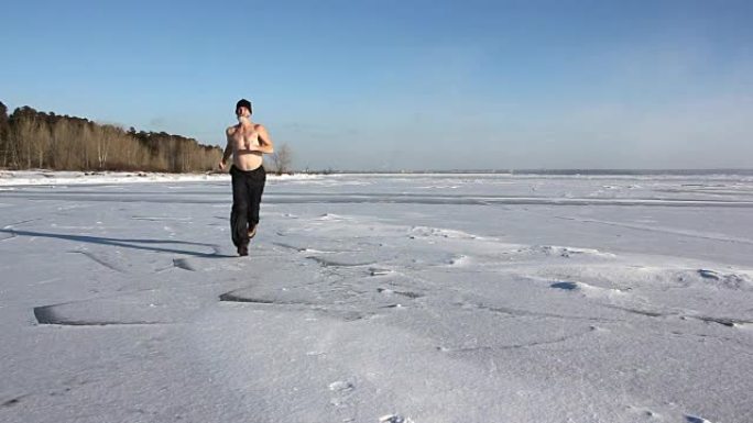 一名男子戴着一顶帽子，赤裸着身体跑过一条冰冻的河流，鄂毕水库，俄罗斯