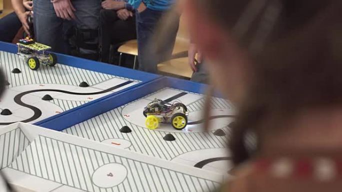 由机器人竞赛的程序员构建的轮子上的机器人。儿童教育