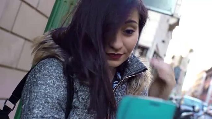 机智有趣的女孩在街上自拍