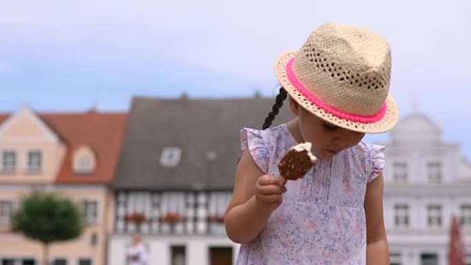可爱的无辜幼儿享受冰淇淋