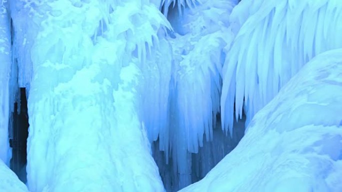 冰柱在冰冻的贝加尔湖的岩石岛上的美丽景色