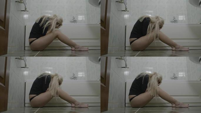 与男友分手后，穿着丁字裤的性感金发少女在浴室哭泣