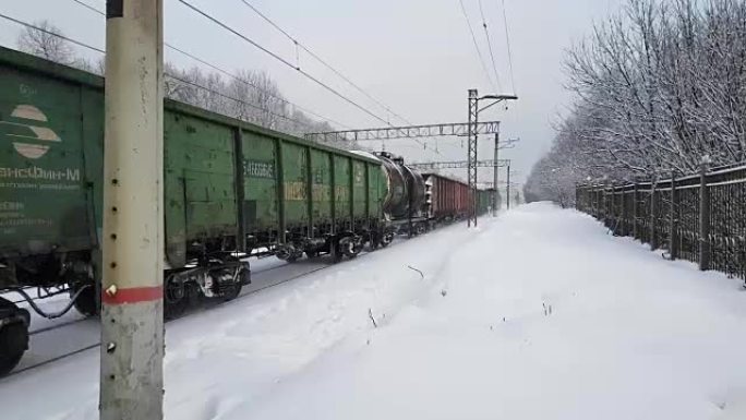 冬季乘坐货运火车