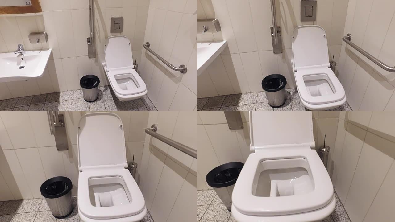 残疾人专用带扶手的厕所