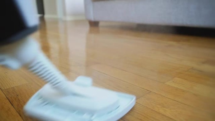 用干洗蒸汽清洁器清洁地板。