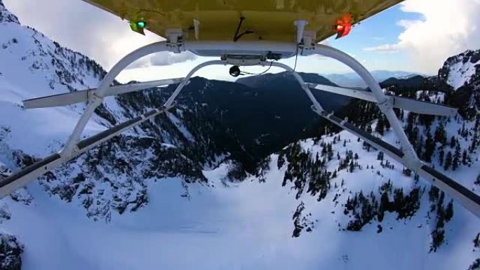 冬季，大胆的旅程探险飞行直升机在冰冻的山峰之间雪山
