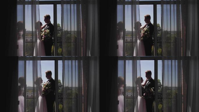 新郎新娘站在阳台上等待婚礼