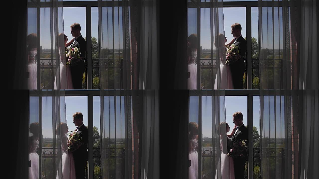 新郎新娘站在阳台上等待婚礼