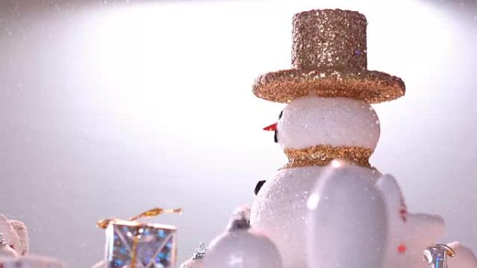 雪人在新年或圣诞节假期国际的雪地上。，在快乐的时光里，雪花旋转360度在循环中。