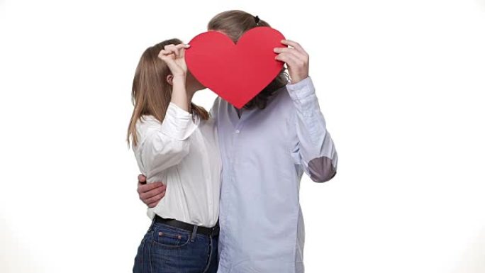 情侣玩红纸心接吻的慢动作。