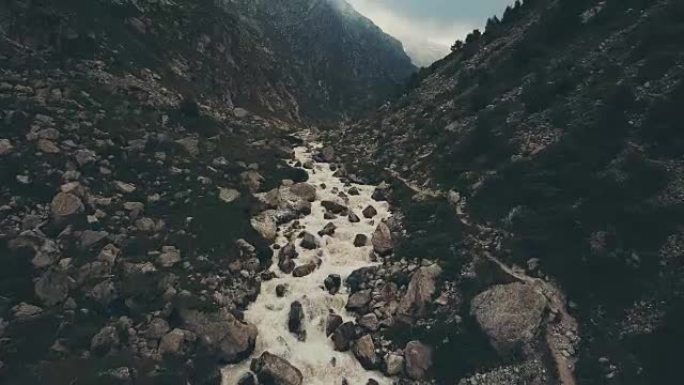 鸟景山河和徒步旅行组。山地全景