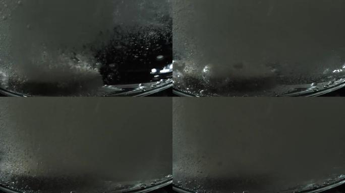 泡腾片落在一杯水中的特写镜头
