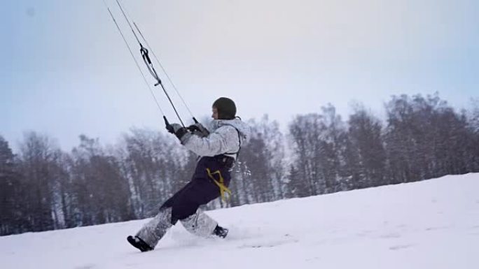 一名穿着运动服的男运动员正在美丽的冬季景观上做雪景