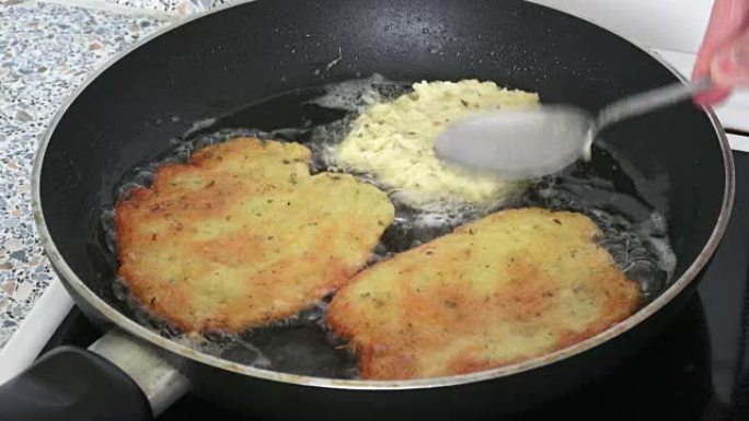 Cooking fried potato pancakes