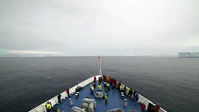 延时: 通过Lemaire海峡驾驶的南极洲游客