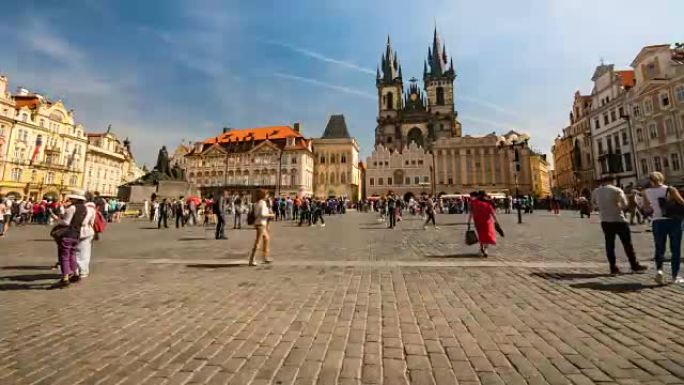 延时: 阳光明媚的日子，拥挤的游客在布拉格老城广场上狼吞虎咽