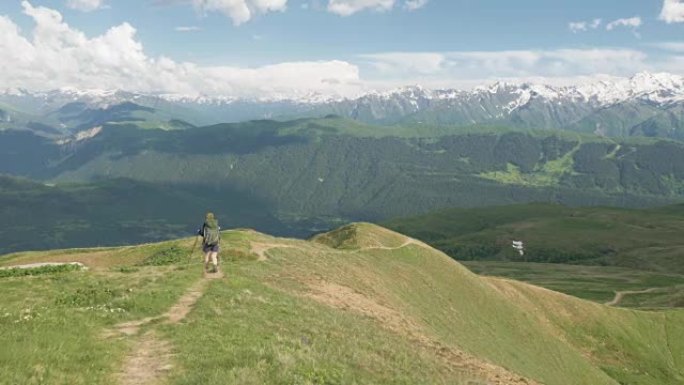 女孩在山上徒步旅行 -- 佐治亚州梅斯蒂亚科鲁第湖区