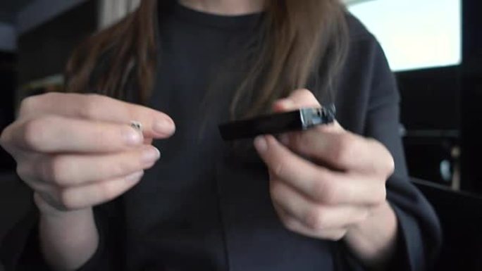 女人在手指上使用柳叶刀测试血糖