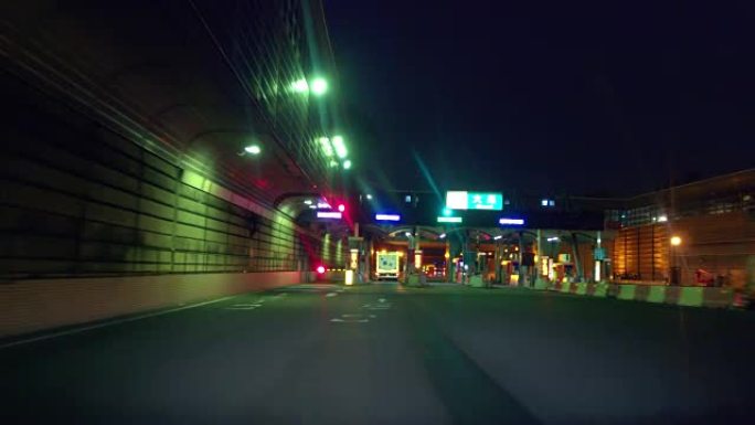 夜间高速公路行车-自动收费闸门。“ETC” 大泉收费站。