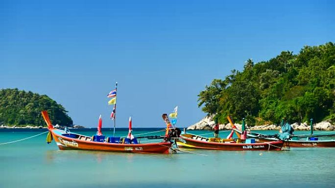 一群长尾船改装了乘船游览，以便在晴天以及旅行和运输概念中的好天气为游客提供游览安达曼岛海岸海滩的服务