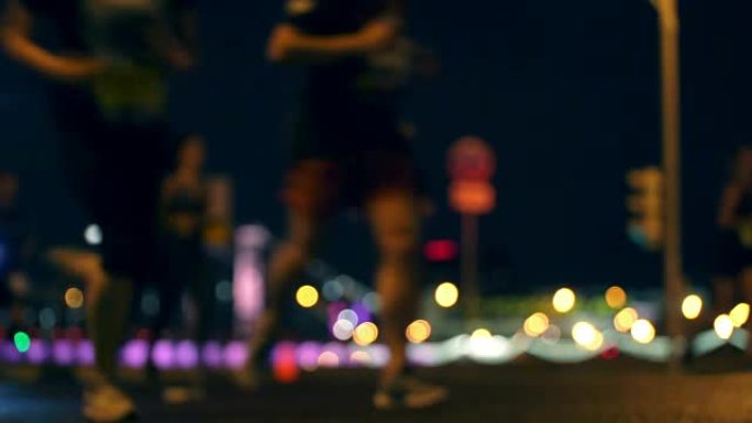 夜间城市跑步，带led灯的人群跑步，午夜跑步，每年夏季举行的短途马拉松比赛，无法识别的人