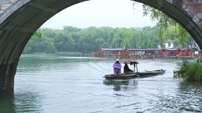 雨天西湖的游船