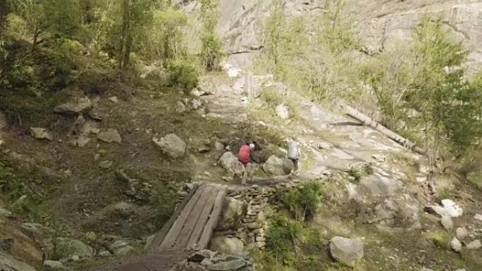 尼泊尔的背包客在马纳克鲁山上徒步旅行。