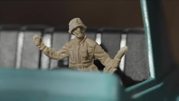 绿色塑料士兵形象融化了。玩具士兵排成一排。美国军队-象征玩具士兵-宏观排队