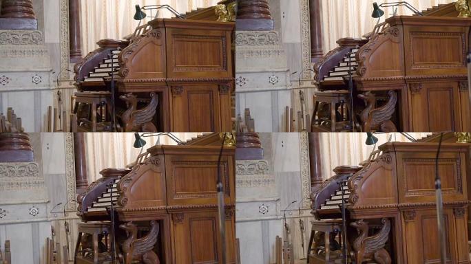 意大利巴勒莫西西里大教堂内的旧钢琴