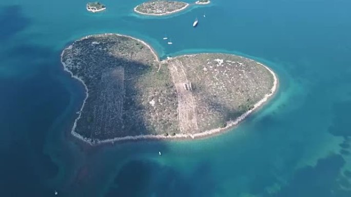 岛屿周围的桥梁和海洋的空中全景。