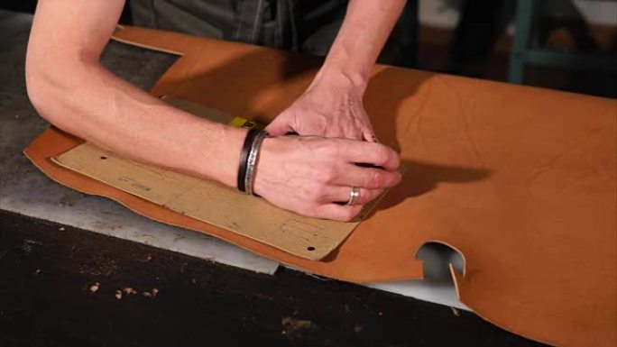 皮革工匠使用模板制作手工笔记本